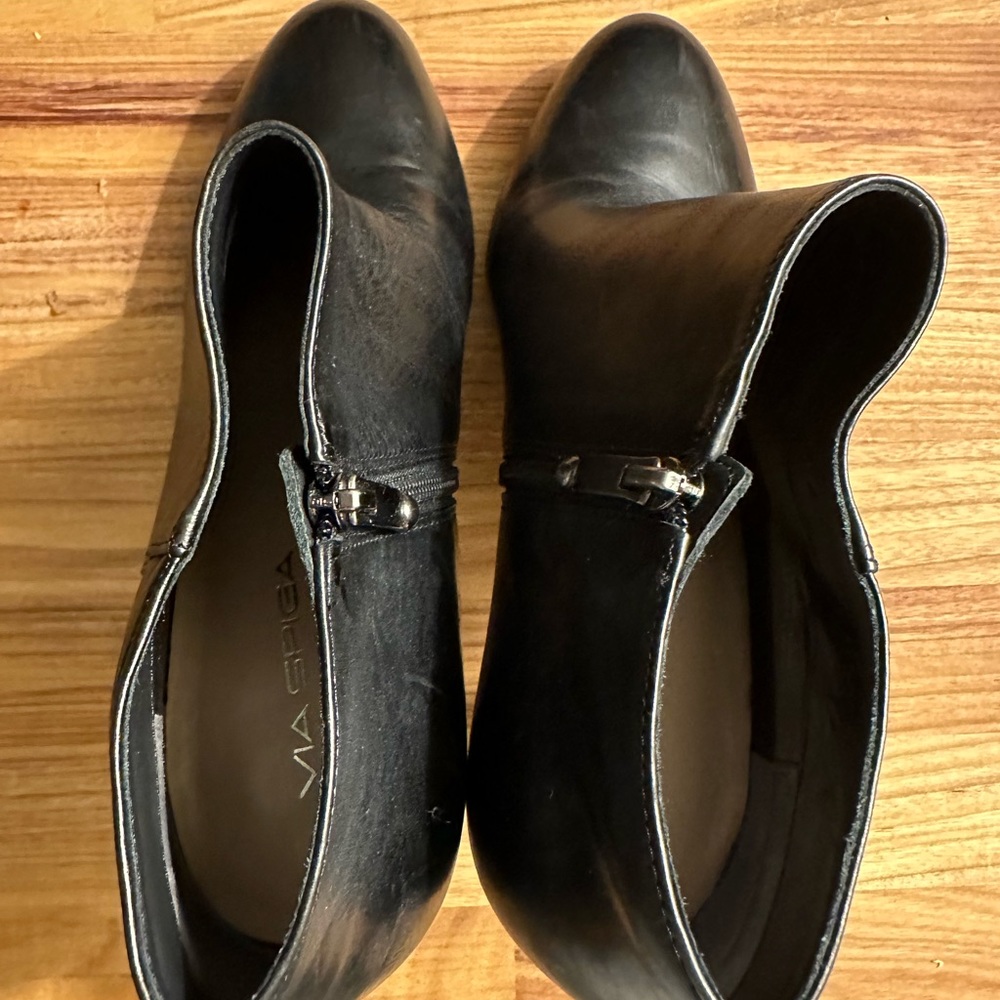 Buttery soft Via Spiga booties with side zip.